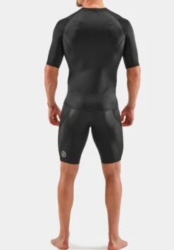 SKINS SHORT SLEEVE - T-Shirt Print - Black 8 SKINS SHORT SLEEVE - T-Shirt Print - Black -Skins 046d9aff5afc4fdcb5107959c58f3244