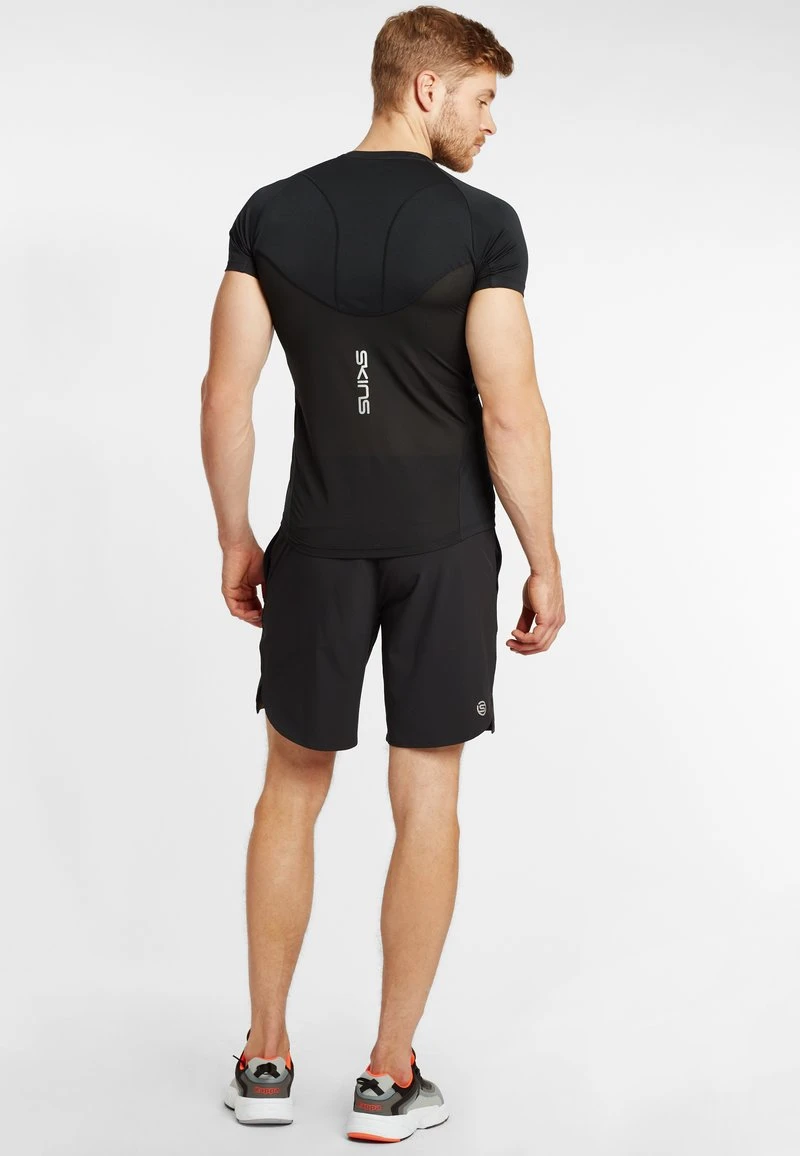 SKINS SHORT SLEEVE - Sport T-shirt - Black 3 SKINS SHORT SLEEVE - Sport T-shirt - Black – Bild 3