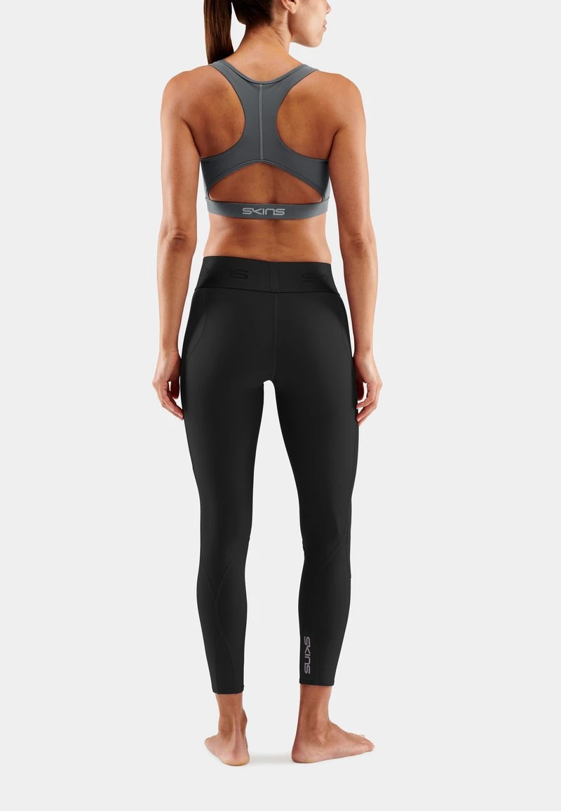 SKINS Sport-BH Mit Mittlerer Stützkraft - Charcoal 3 SKINS Sport-BH Mit Mittlerer Stützkraft - Charcoal – Bild 3