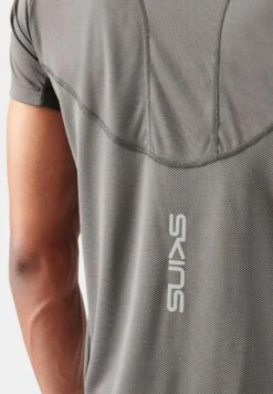 SKINS SHORT SLEEVE - Sport T-shirt - Charcoal 10 SKINS SHORT SLEEVE - Sport T-shirt - Charcoal -Skins 1ee5436814c348dfb173f3fd7f9780f5