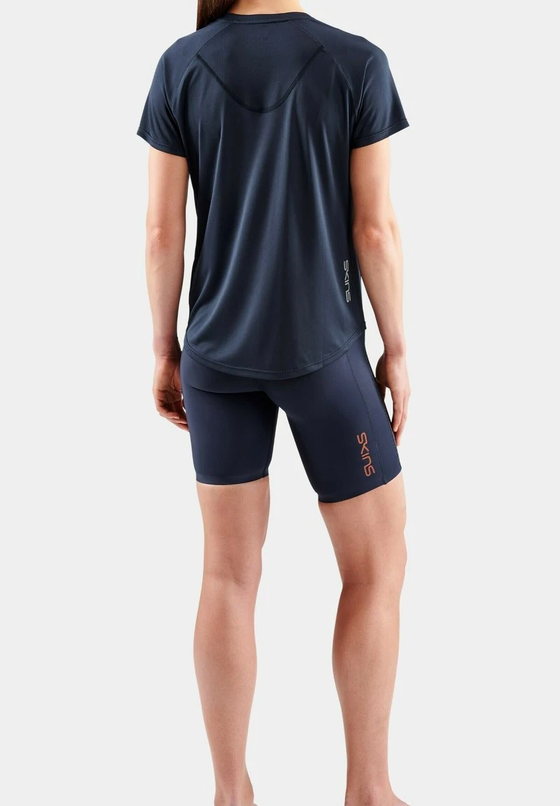SKINS SHORT SLEEVE - T-Shirt Basic - Navy Blue 3 SKINS SHORT SLEEVE - T-Shirt Basic - Navy Blue – Bild 3