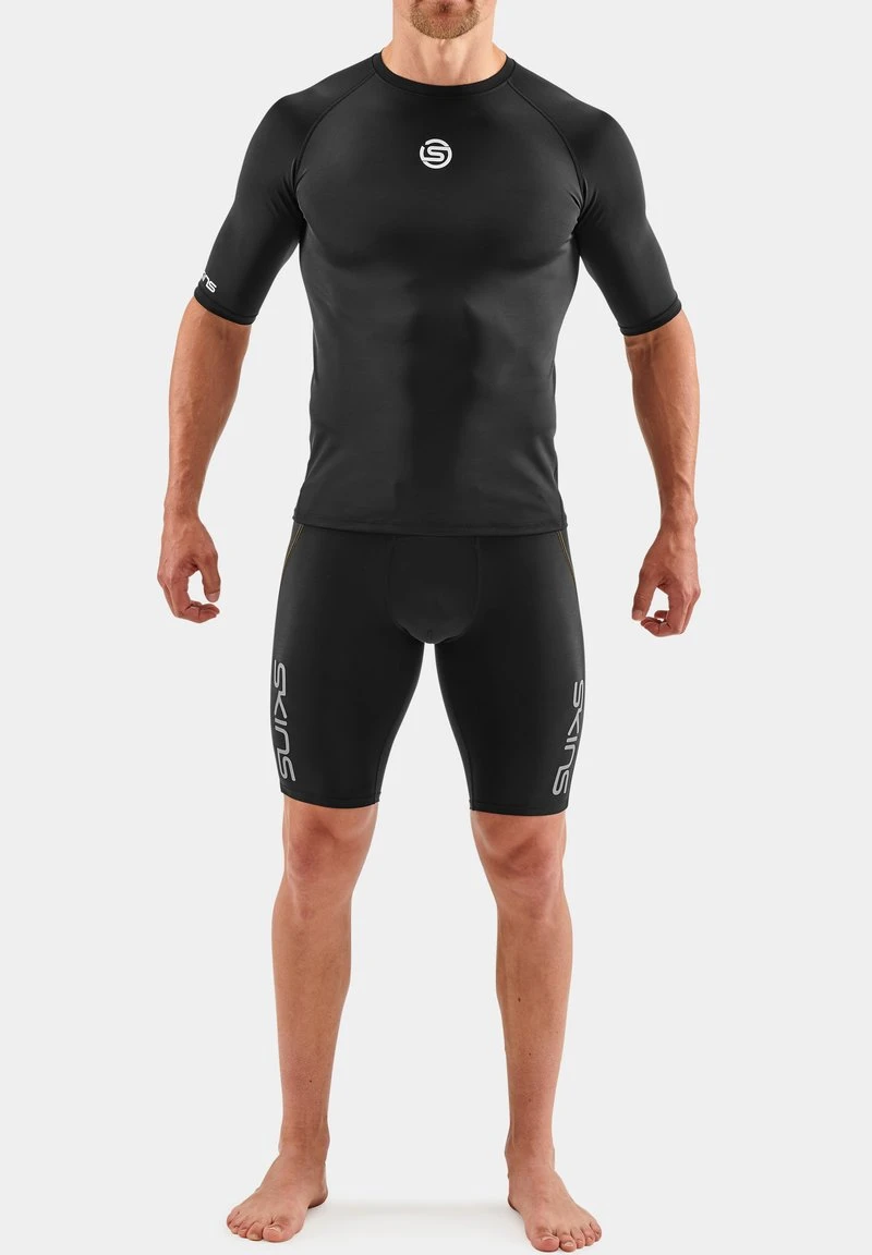 SKINS SHORT SLEEVE - T-Shirt Print - Black 2 SKINS SHORT SLEEVE - T-Shirt Print - Black – Bild 2