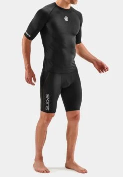 SKINS SHORT SLEEVE - T-Shirt Print - Black 10 SKINS SHORT SLEEVE - T-Shirt Print - Black -Skins bb88153081e5403589ad9c687a8cd456