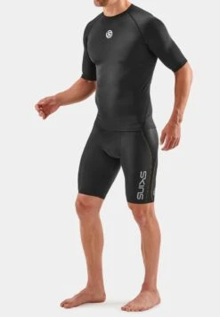 SKINS SHORT SLEEVE - T-Shirt Print - Black 9 SKINS SHORT SLEEVE - T-Shirt Print - Black -Skins d5a08ddf6d5b45699bbca8c6e544afd5