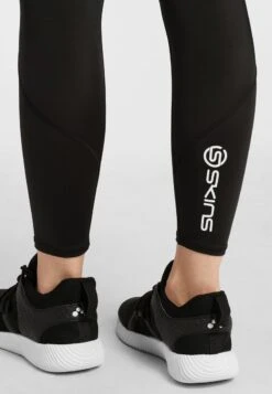 SKINS KOMPRESSIONSHOSE - Unterhose Lang - Black 10 SKINS KOMPRESSIONSHOSE - Unterhose Lang - Black -Skins fe035fe3a18546638cc3b22f485d1f61