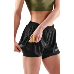 SKINS 3-Series Damen Superpose Fitness-Hose 2-in-1 - Schwarz 11 SKINS 3-Series Damen Superpose Fitness-Hose 2-in-1 - Schwarz -Skins skins 3 series women superpose fitness shorts 2 in 1 black 4 1390590