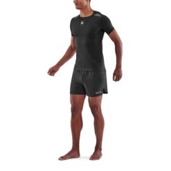SKINS 3-Series Kurzarmshirt - Schwarz 12 SKINS 3-Series Kurzarmshirt - Schwarz -Skins skins activewear men 3 series short sleeve top black 2 892257