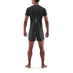 SKINS 3-Series Kurzarmshirt - Schwarz 13 SKINS 3-Series Kurzarmshirt - Schwarz -Skins skins activewear men 3 series short sleeve top black 4 892259